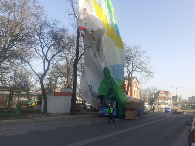 Szokujący wypadek! Balon uderzył w blok, jedna osoba nie żyje