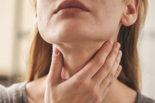 Uporczywa gula w gardle to nie zawsze nerwy. W prawdziwą przyczynę trudno uwierzyć 