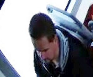  Robił to w tramwaju przy dziecku. Szuka go policja