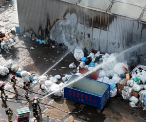 Duży pożar hali magazynowej na Targówku. Na miejscu 17 zastępów straży