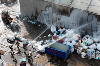 Pożar hali magazynowej na Targówku. Kłęby dymu nad Warszawą