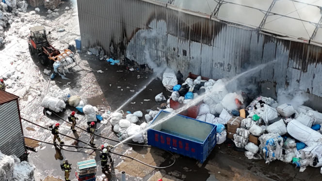 Pożar hali magazynowej na Targówku. Kłęby dymu nad Warszawą