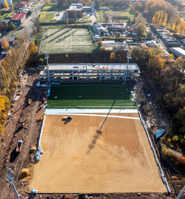 Budują nowy stadion Polonii Bytom. Nawet jesienią trawa jest na nim zielona