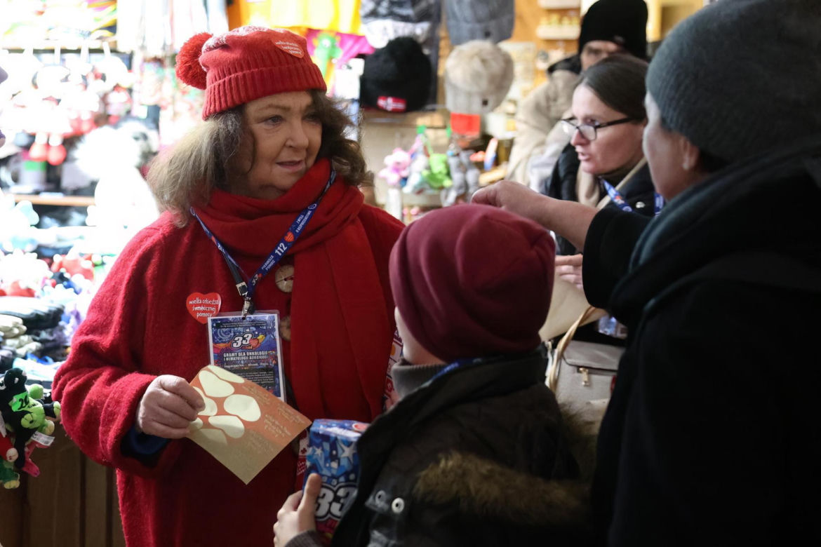 Kraków. Aktorka i prezeska fundacji "Mimo Wszystko" Anna Dymna kwestuje na krakowskim Rynku, w ramach 33. Finału Wielkiej Orkiestry Świątecznej Pomocy.