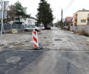 Wylali asfalt, zerwali go i znów wylali. Remont w Ząbkach jak u Bareji