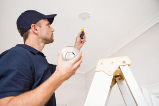 Czujniki dymu - lepiej mieć pewność, że będą działać. Na co zwrócić uwagę przy zakupie? Czym się kierować? Jak wybrać czujnik dymu?