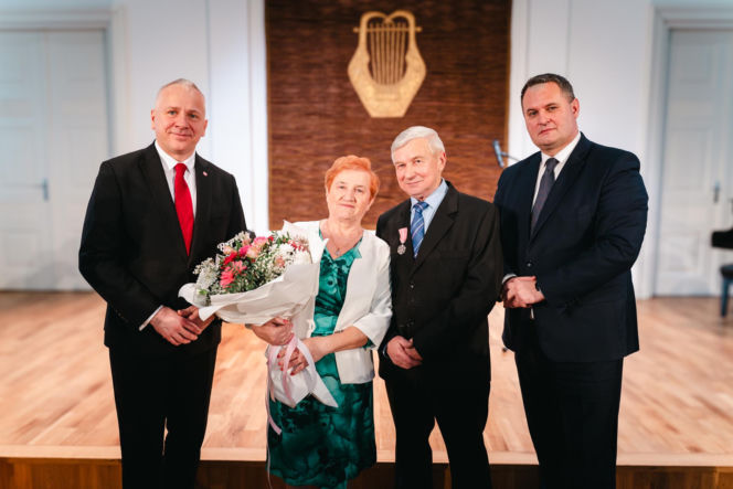 Złoty Gody par małżeńskich w Siedlcach - wręczenie pamiątkowych medali