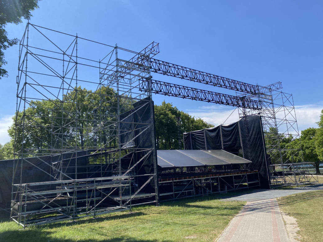 Kortowo zamienia się w festiwalowe miasteczko. Scena główna już prawie gotowa. Zobacz zdjęcia