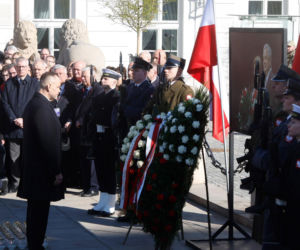 16 lat od katastrofy smoleńskiej. Prezydent Karol Nawrocki uczcił pamięć ofiar przed Pałacem Prezydenckim