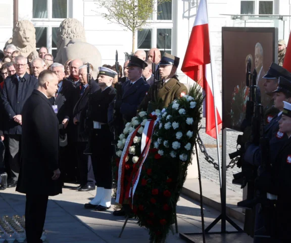 Prezydent Karol Nawrocki uczcił pamięć ofiar katastrofy smoleńskiej