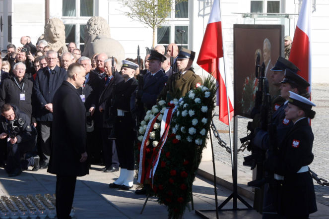 16. rocznica katastrofy smoleńskiej. Prezydent Nawrocki uczcił pamięć ofiar [ZDJĘCIA]