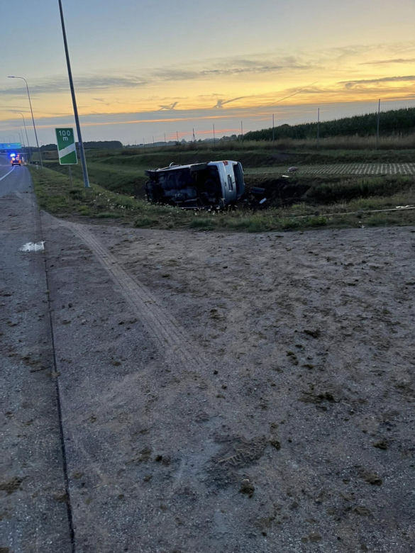 Poważny wypadek pod Łomżą. Bus wypadł z drogi. Wielu poszkodowanych