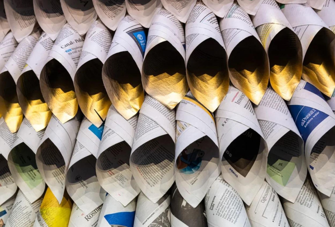 Stworzyli ogromną choinkę z papierowych gazet. Konstrukcję można podziwiać w Bibliotece Uniwersyteckiej [ZDJĘCIA]