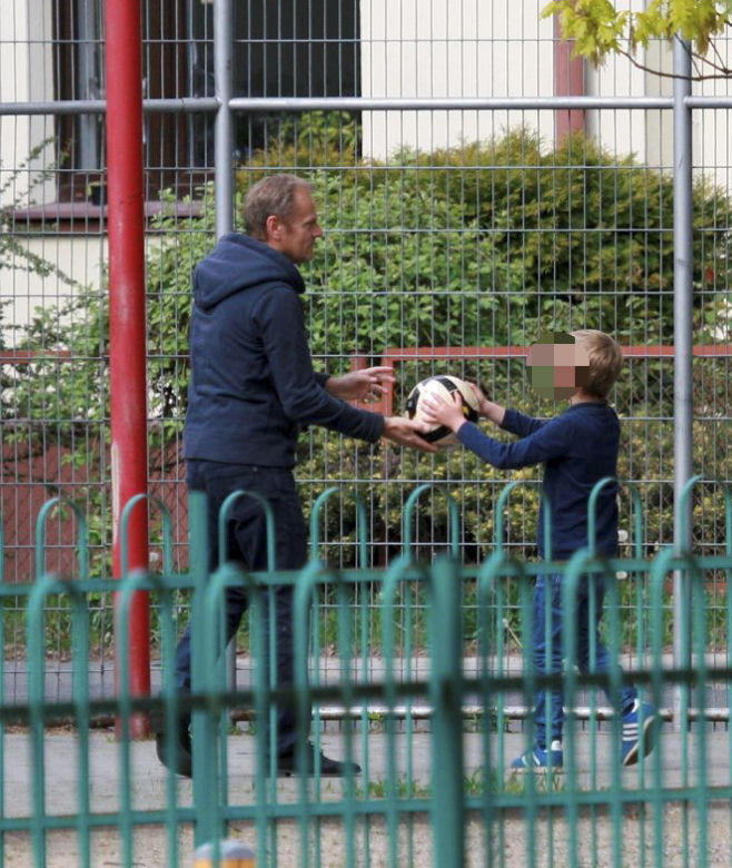 Dziadek Tusk zabrał wnuki na plac zabaw
