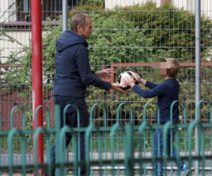 Dziadek Tusk zabrał wnuki na plac zabaw