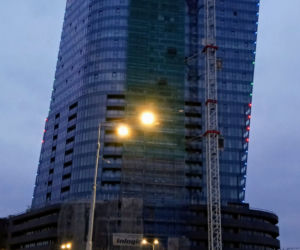 Próby iluminacji Hanza Tower