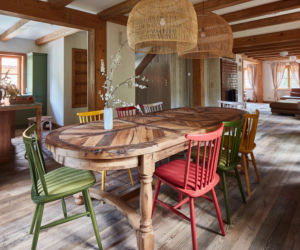 Samotny, opuszczony, walczący z czasem. Dziś ten mazurski dom zachwyca na nowo