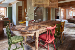 Deski sprzed 200 lat, ceglana posadzka i dwustronny kominek. Zajrzyj do siedliska na Mazurach