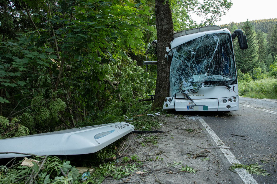 Autokar uderzył w drzewo na drodze w Przełęczy Kowrarskiej 