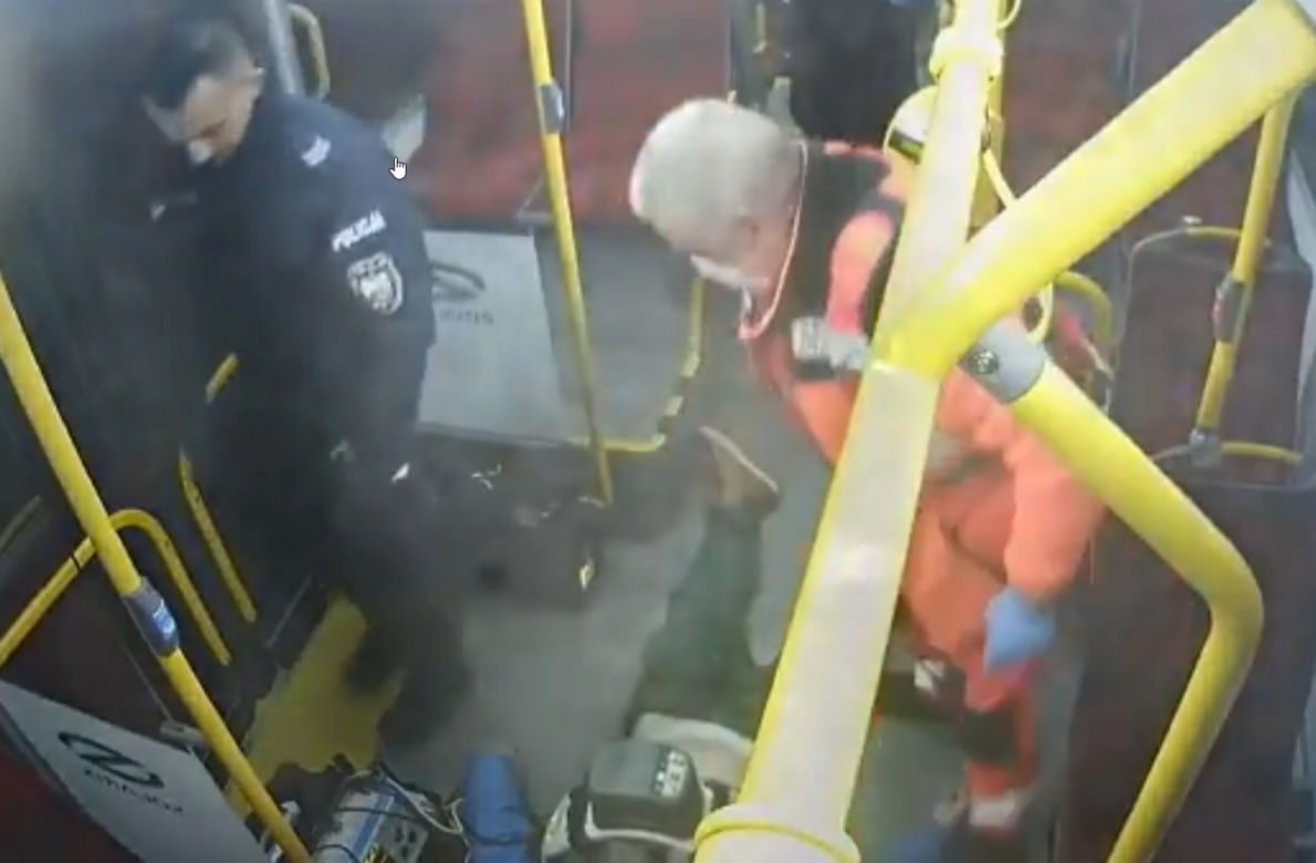 Dramatyczna akcja policji, w autobusie reanimowali mężczyznę