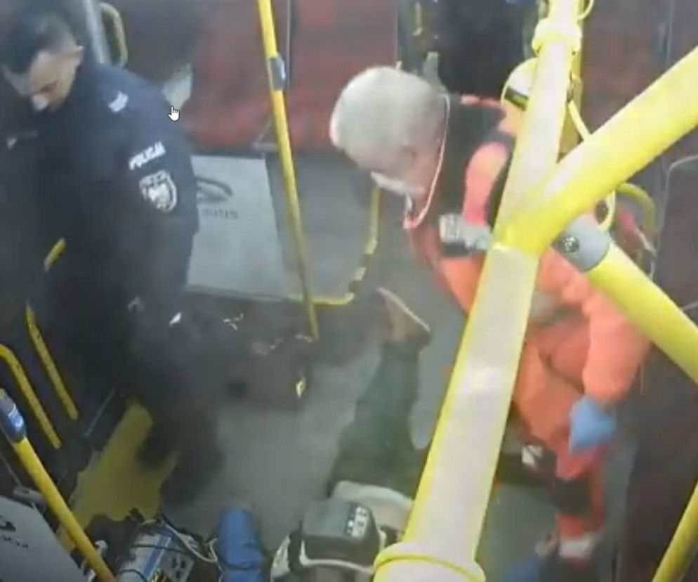 Dramatyczna akcja policji, w autobusie reanimowali mężczyznę