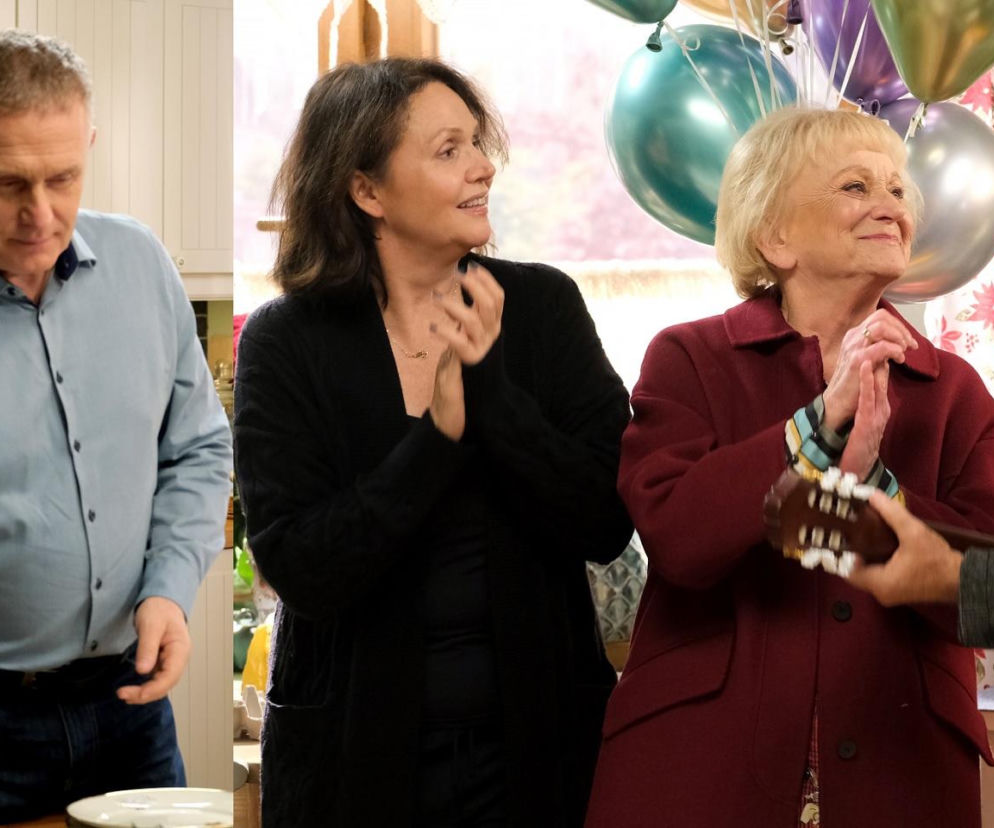 Artur Rogowski patrzy ze smutkiem w dół, podczas gdy Marysia i Barbara Mostowiak (Teresa Lipowska) uśmiechają się, słuchając muzyki z gitary Żaka. Na tle kolorowych balonów widać, jak mimo niespodzianki Artur jest myślami gdzie indziej, co pogłębia kryzys w jego małżeństwie. Więcej o tym na Super Seriale.