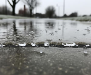 Są ostrzeżenia przed marznącego deszczu. Na chodniku i jezdni może tworzyć się szklanka 