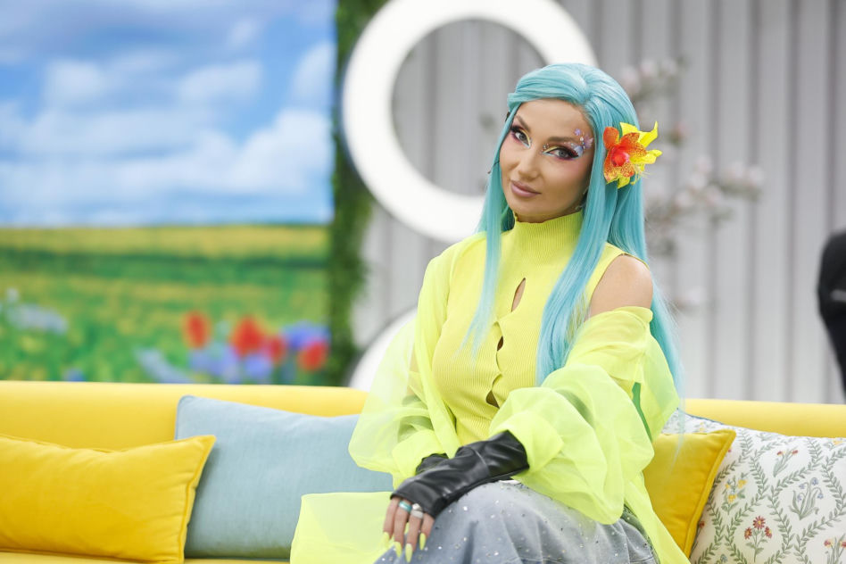 Cleo w niebieskich włosach