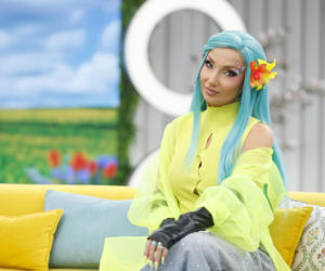 Cleo w niebieskich włosach