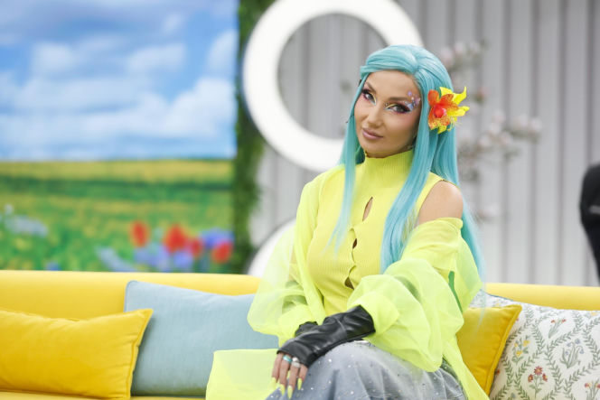 Cleo w niebieskich włosach