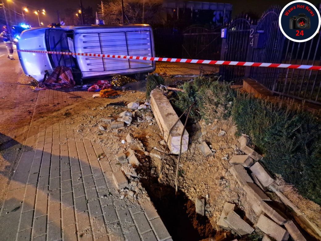 Rozbił forda na betonowym słupie. Jechał bez prawka i po alkoholu