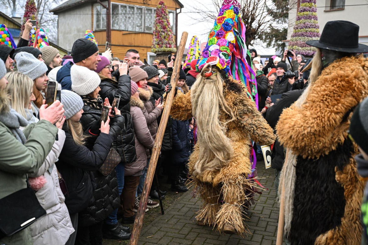 Brodacze żegnają stary rok na ulicach Sławatycz