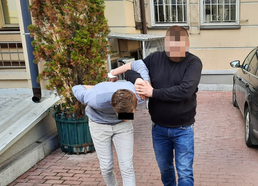 Horror w taksówce. Chwycił kierowcę za włosy i przystawił mu nóż do gardła