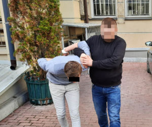 Horror w taksówce. Chwycił kierowcę za włosy i przystawił mu nóż do gardła