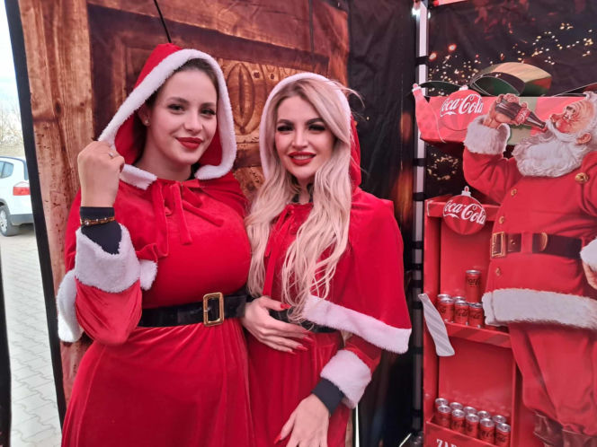 Święty Mikołaj Biedronki odwiedził świętokrzyskie miasto. Zobaczcie co działo się w wiosce przed sklepem