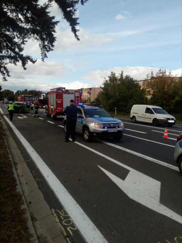 Daleszynek: Z dużą prędkością uderzył w drzewo! Zmarł w szpitalu