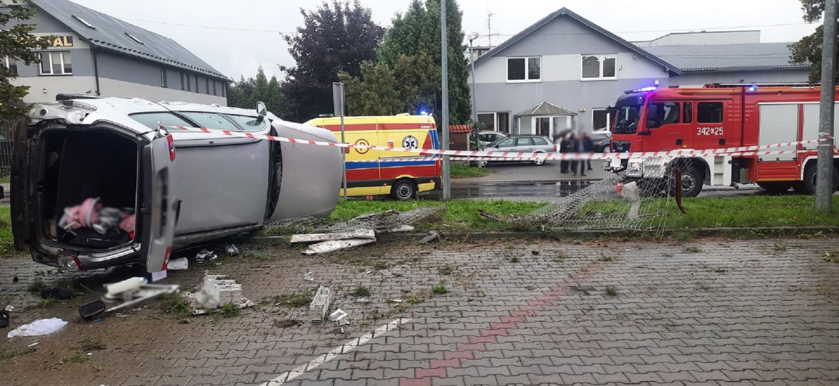 Nowy Sącz. Volkswagen dachował i uszkodził ogrodzenie