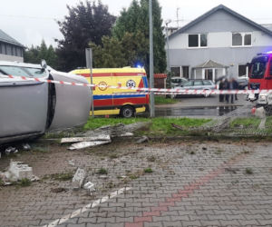 Nowy Sącz. Volkswagen dachował i uszkodził ogrodzenie