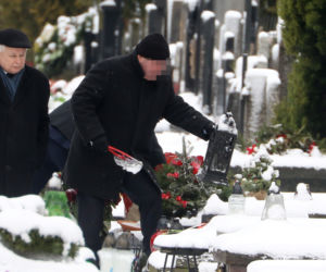 JAROSŁAW KACZYŃSKI NA GROBIE MATKI
