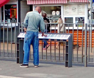 Muzyczne klimaty na przystanku tramwajowym w centrum Szczecina. Skąd wzięło się to nietypowe pianino? 