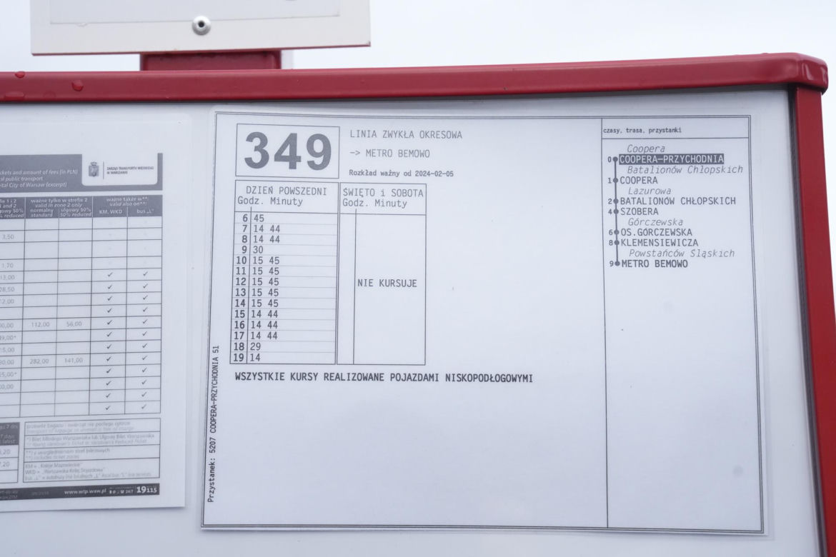 Autobus już może zakręcić. Koniec groteski przed przychodnią na Bemowie
