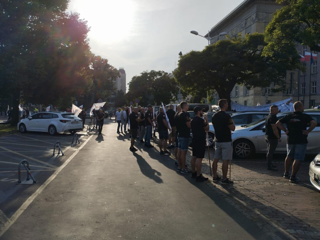 Paraliż w Katowicach. Rozpoczął się protest górników i hutników. "Stal się hartuje, a rząd ją rujnuje"