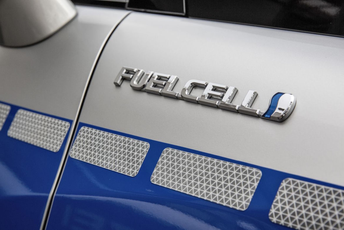 Toyota Mirai policyjnym radiowozem 