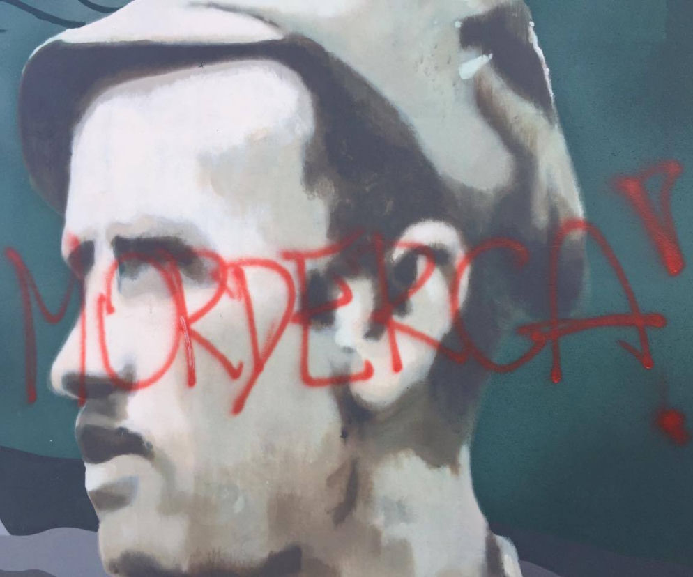 Zniszczono mural Żołnierzy Wyklętych! Napis MORDERCA na portrecie majora Łupaszki [ZDJĘCIA]