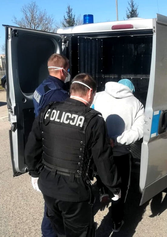 Ze strachu przed koronawirusem oddał się w ręce policji