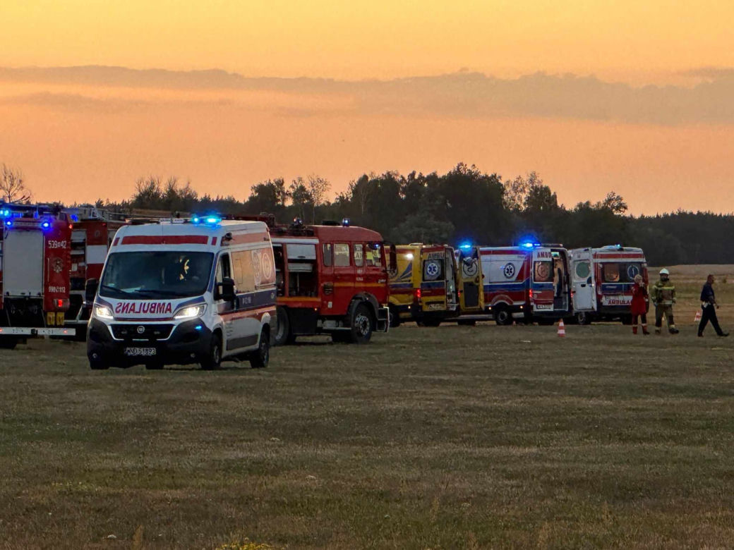 Katastrofa samolotu, spadł na hangar pełen ludzi pod Nowym Dworem Mazowieckim! Są ofiary