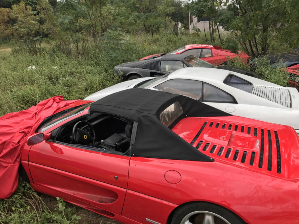 11 klasycznych Ferrari porzuconych w polu
