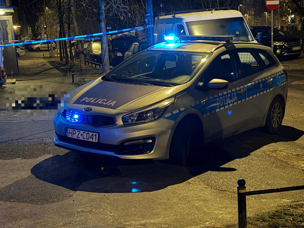 Tragedia w Warszawie. Wyszedł na oblodzony balkon, poślizgnął się i spadł. Nie żyje