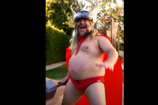 Jack Black wyskoczył w samych kąpielówkach i udawał Thora. Zobaczcie zabawne wideo
