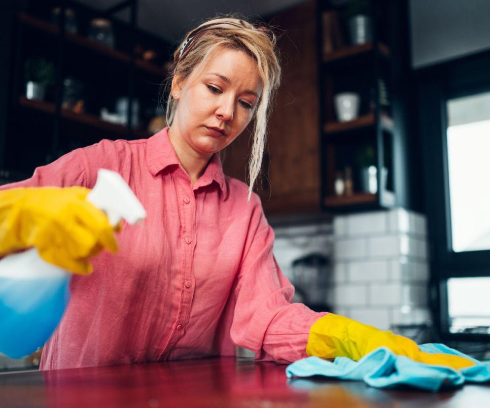 Zrób domowy płyn do kurzu. Na długo zapomnisz o sprzątaniu!